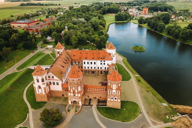 Vista do alto do Castelo Mir na Bielo-Rússia e do parque em um dia de verão.