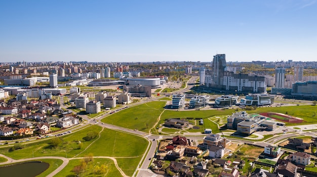 Vista do alto do distrito de Drozdy e do complexo esportivo de Minsk Minsk Arena em Minsk.