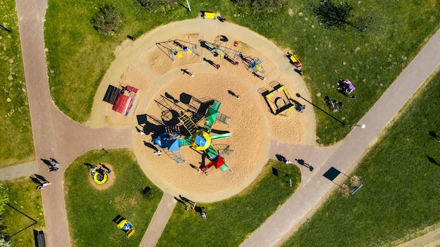 Vista do alto do playground e das pessoas em férias em drozdy em minsk.