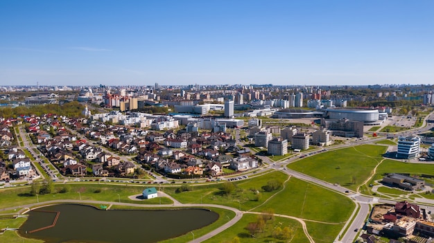 Vista do alto do setor privado em Drozdy, na cidade de Minsk.
