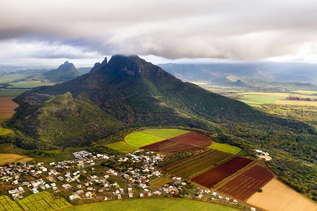 Vista do alto dos campos semeados localizados na ilha maurícia.