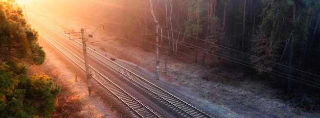 Vista do amanhecer da floresta de outono ferroviária de uma altura