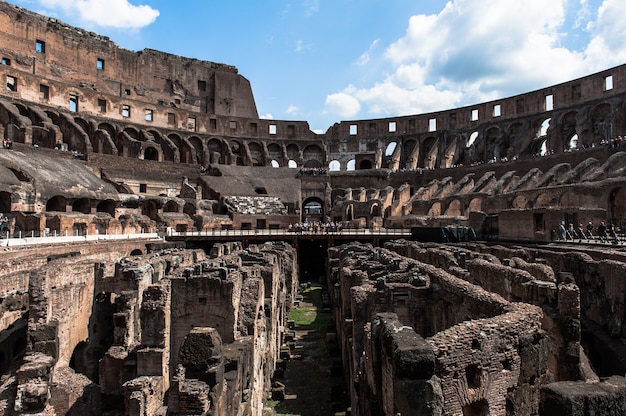 Vista do anfiteatro dentro do coliseu, em roma, itália