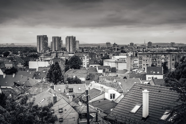 Vista do antigo bairro de Zemun com edifícios modernos no horizonte
