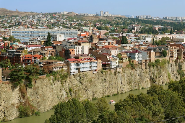 Vista do antigo edifício no penhasco elevado