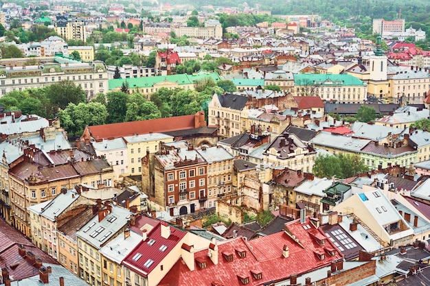 Vista do antigo Lviv. Telhados de cores brilhantes de casas no centro histórico da cidade