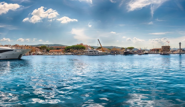 Vista do antigo porto de SaintTropez Cote d'Azur França