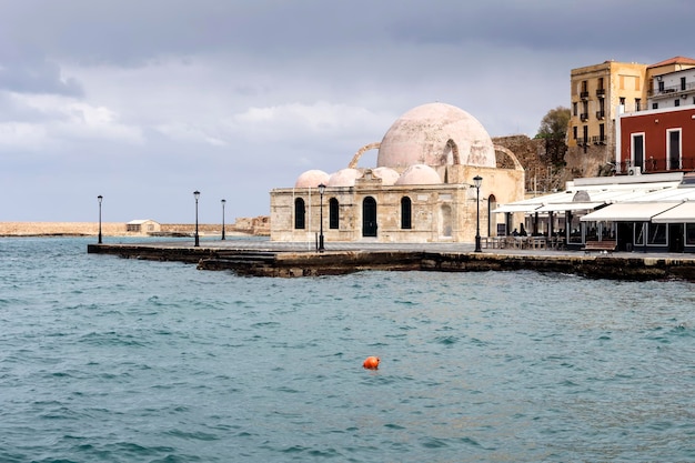 Vista do aterro da cidade de Chania Creta Grécia em um dia nublado