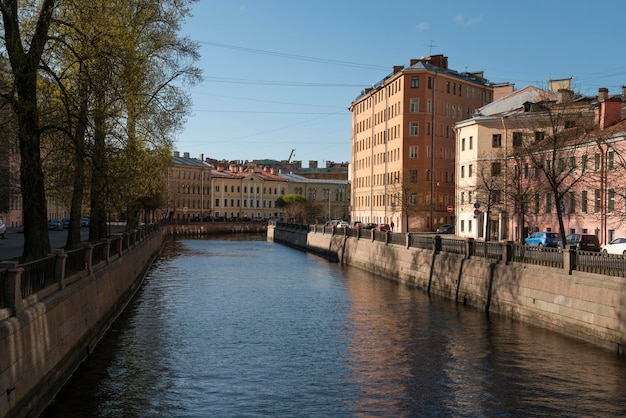 Vista do aterro do Canal Griboyedov em uma manhã ensolarada de primavera, São Petersburgo, Rússia