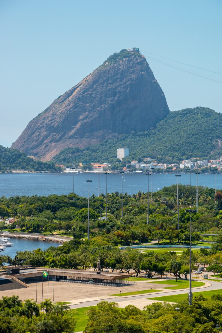 Foto vista do aterro flamengo, do pão de açúcar e da baía de guanabara no rio de janeiro, brasil.