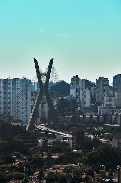 Vista do bairro do Brooklin em São Paulo com a ponte cablestay ao fundo