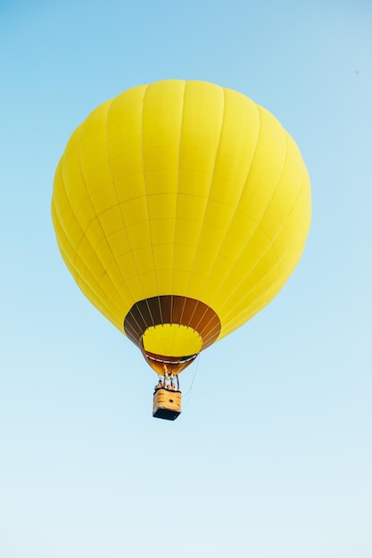 Vista do balão de ar com cesta voa no pôr do sol