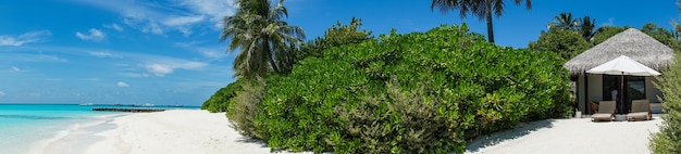 Vista do bangalô de praia na ilha, Maldivas.