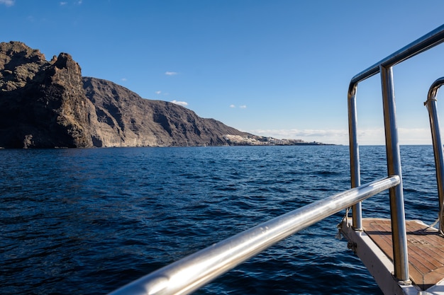 Vista do barco para a rocha Los Gigantes na ilha de Tenerife - Canárias Espanha