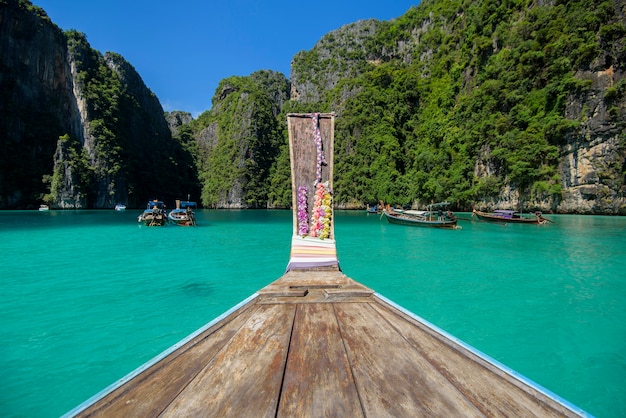 Vista do barco tailandês tradicional longtail sobre o mar e o céu em um dia ensolarado, Ilhas Phi phi, Tailândia