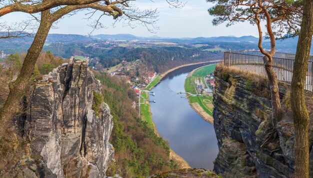 Vista do bastei no rio elba saxon suíça