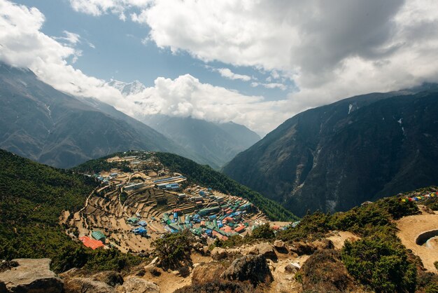 Vista do bazar de namche - caminho para o acampamento base do everest, vale khumbu, parque nacional de sagarmatha, solukhumbu, nepal.