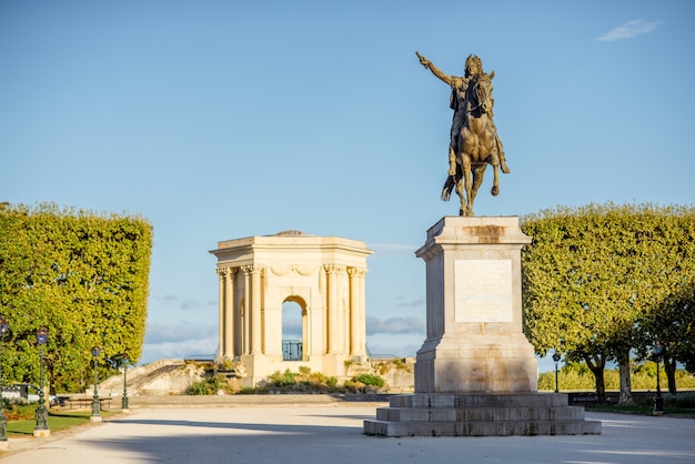 Vista do belo calçadão de Peyrou com a estátua de Louis e o pavilhão na cidade de Montpellier durante o amanhecer no sul da França