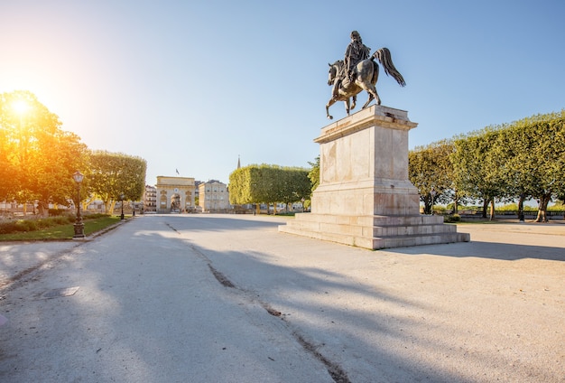 Vista do belo calçadão de Peyrou com a estátua de Louis na cidade de Montpellier durante o amanhecer no sul da França