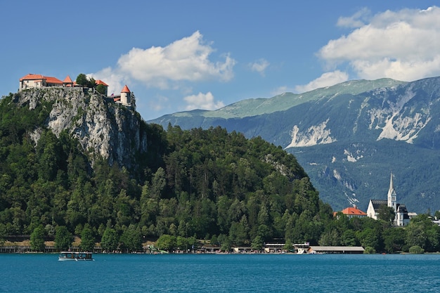 Vista do belo Castelo de Bled com o Lago Bled Eslovênia