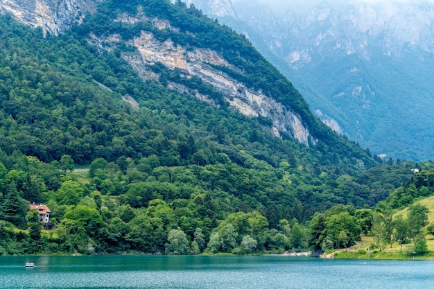 Vista do belo lago Tenno cercado pela natureza verde localizada em Trentino, Itália