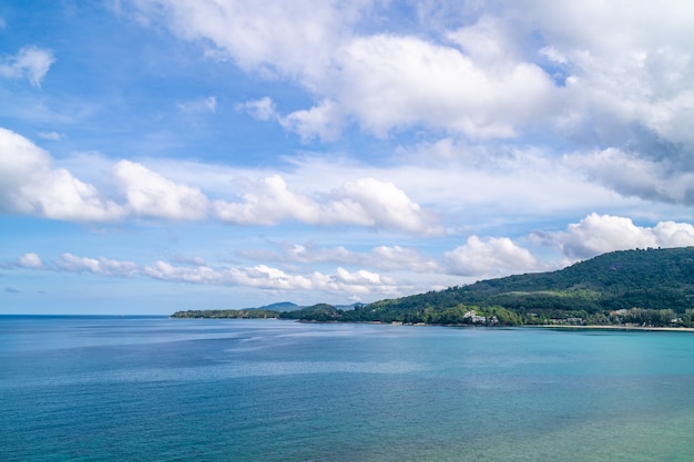 Vista do belo mar de Andaman com nuvens brancas macias em Phuket, no sul da Tailândia