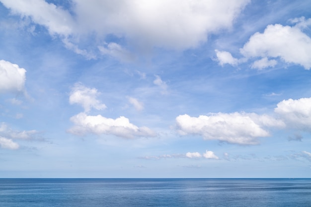 Vista do belo mar de andaman com nuvens brancas macias em phuket, no sul da tailândia