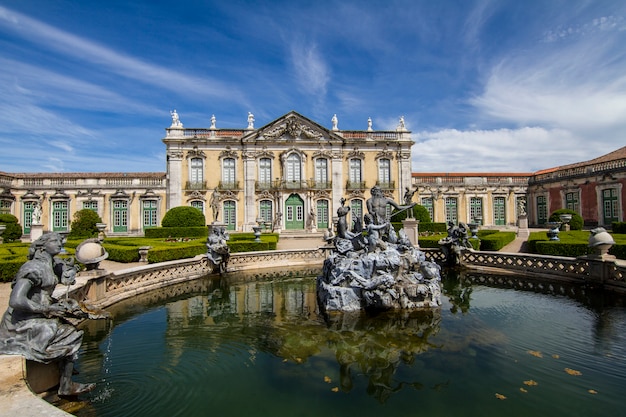 Vista do belo Palácio Nacional de Queluz, localizado em Sintra, Portugal.