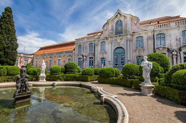 Vista do belo Palácio Nacional de Queluz, localizado em Sintra, Portugal.