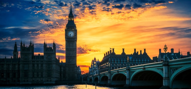 Vista do Big Ben e da ponte de Westminster ao pôr do sol