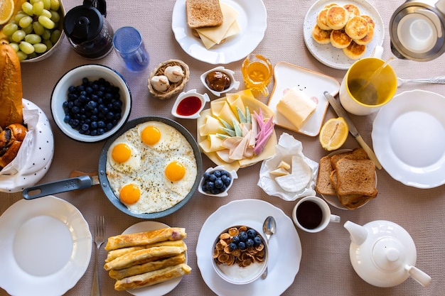 Vista do café da manhã na mesaComida na vista da mesaMuesli com frutas Ovos fritosDia da refeição