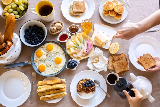 Vista do café da manhã na mesacomida na vista da mesamuesli com frutas ovos fritosdia da refeição