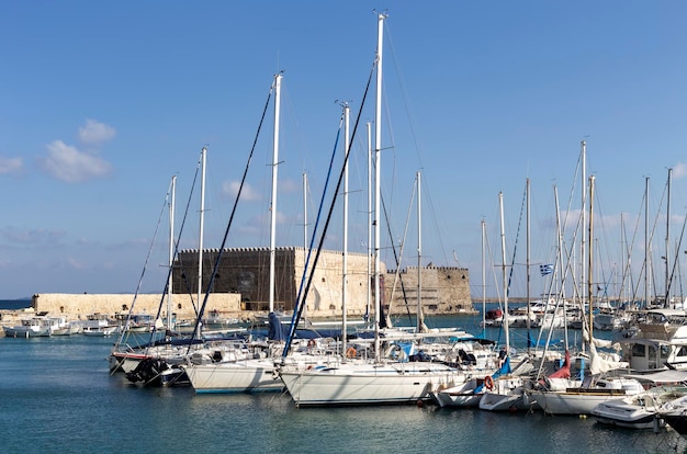 Vista do cais da fortaleza veneziana e da cidade de barcos e iates ancorados Heraklion ilha Creta Grécia