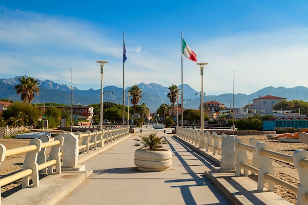 Foto vista do cais do forte dei marmi