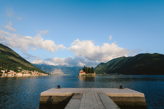 Vista do cais para a ilha de st george na baía de kotor