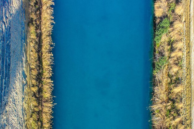 Foto vista do campo contra o céu azul