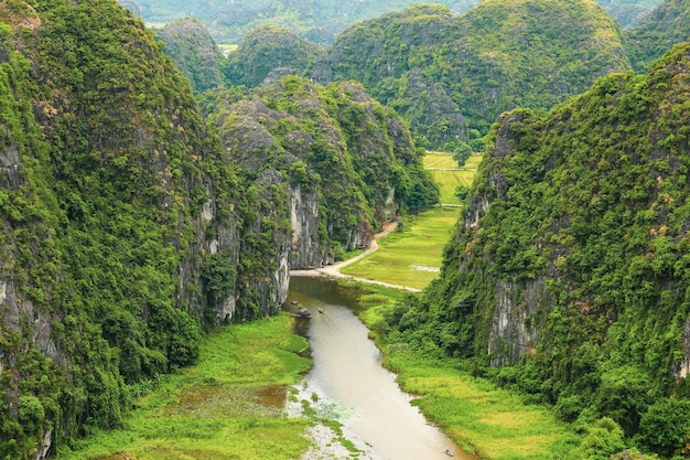 Vista do campo de arroz e do rio em Tam Coc Tam Coc é um dos destinos da província de Ninh Binh no Vietnã