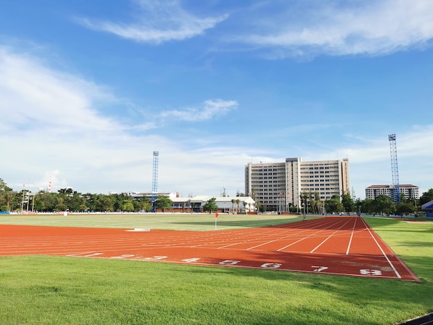 Vista do campo de futebol contra o céu nublado