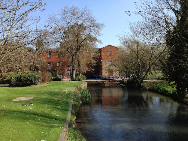 Foto vista do canal ao longo dos edifícios