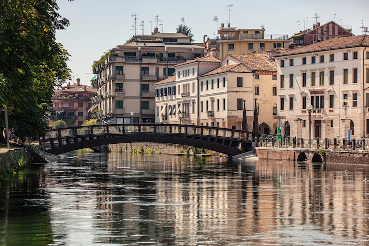Vista do canal Buranelli em Treviso, Itália, em um dia ensolarado