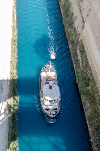 Vista do Canal de Corinto Peloponeso Grécia da ponte e um navio navegando nele