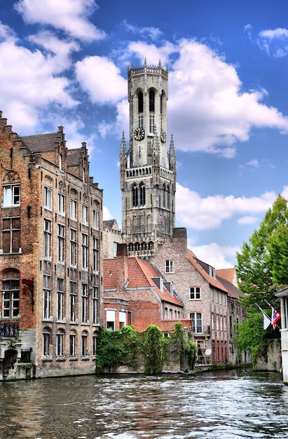 Vista do canal e casas em Bruges Bélgica