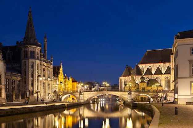 Vista do canal Ghent à noite, Bélgica