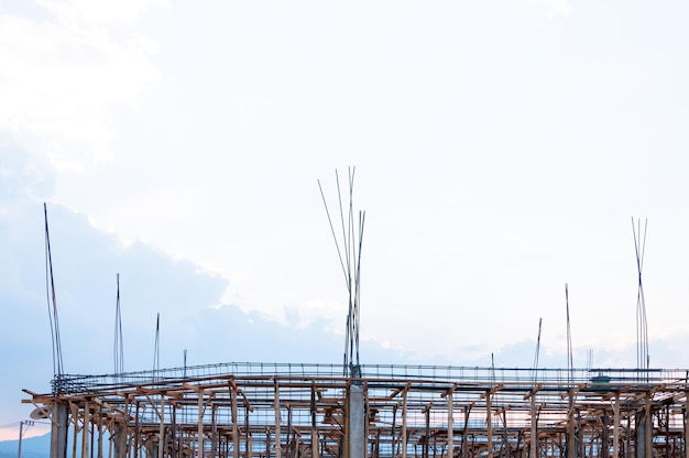 Vista do canteiro de obras de postes de andaimes no canteiro de obras