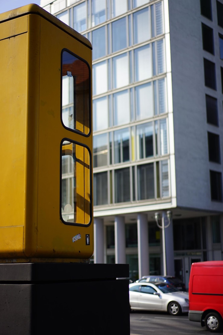 Foto vista do carro amarelo no edifício