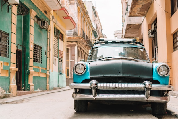 Vista do carro antigo clássico amarelo em havana velha, cuba