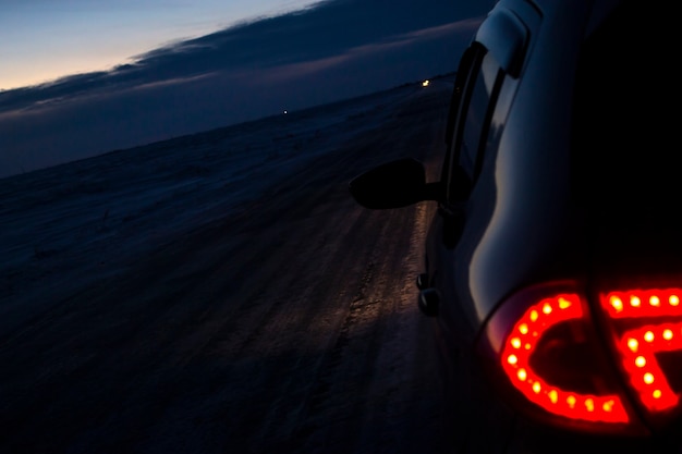 Vista do carro em uma estrada coberta de neve à noite