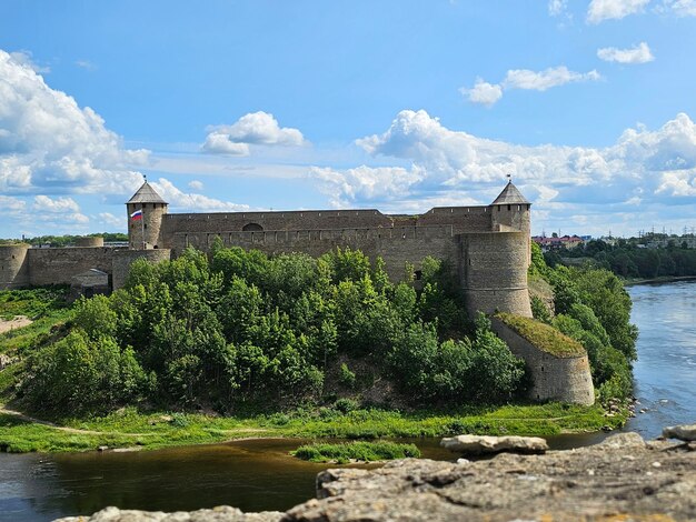 Foto vista do castelo de ivangorod, na rússia, separado da europa pela fronteira do rio narva