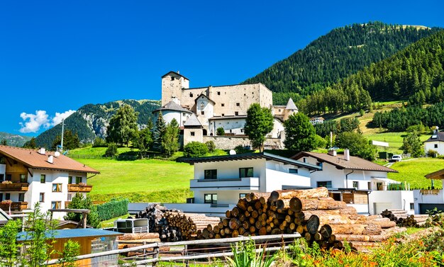 Vista do Castelo de Naudersberg em Nauders - Tirol, Áustria