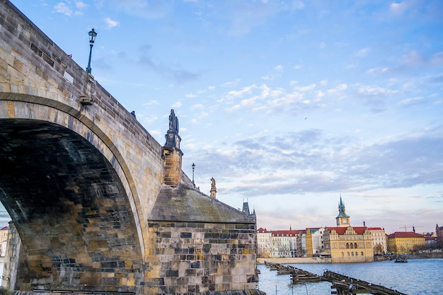 Vista do Castelo de Praga e da Ponte Carlos. República Checa.